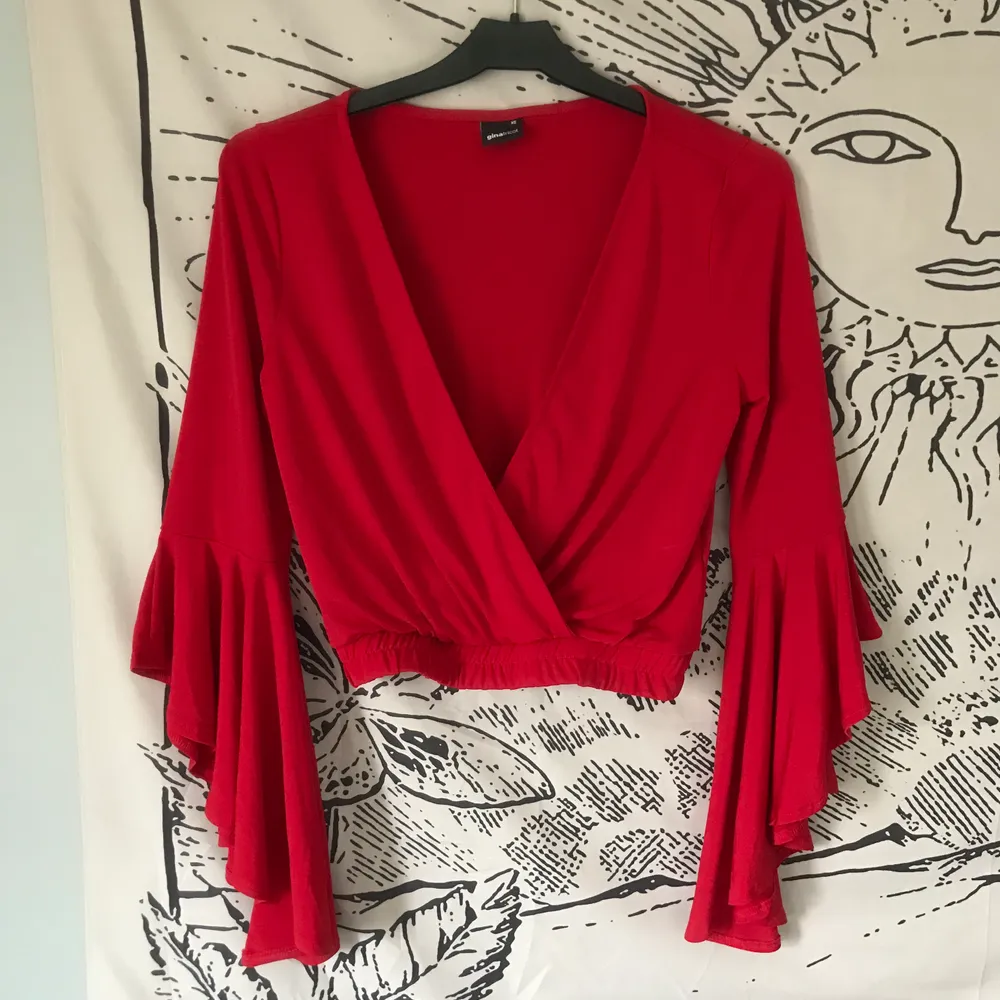 röd thriftad tröja med jättefina utsvängda ärmar från ginatricot ❤️ säljes pga att jag köpte i fel strl. frakt 40kr. Tröjor & Koftor.