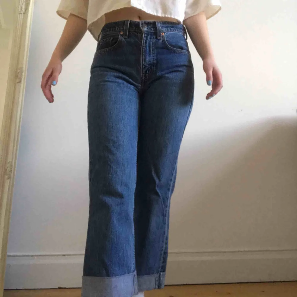 LEVIS 553  / W27 L32   Fler bilder finns på min profil! Köparen står för frakt eller möts upp i Stockholm 💞. Jeans & Byxor.