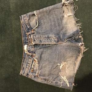Ett par jeans shorts som inte har använts så mycket. Dem är ganska högmidjade och sköna. (Köpare står för frakt ifal man inte bor i Göteborg)