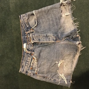 Ginatricot, jeans shorts - Ett par jeans shorts som inte har använts så mycket. Dem är ganska högmidjade och sköna. (Köpare står för frakt ifal man inte bor i Göteborg)