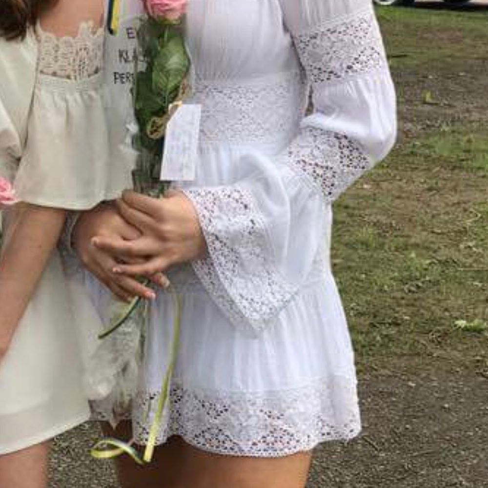 En vit offshoulder-klänning som passar perfekt till skolavslutningen eller studenten! Strl M. Använd en gång, där av i nyskick. 300kr men priset kan även diskuteras. Köparen står för frakten. Om fler bilder önskas är det bara att hojta till🌸. Klänningar.