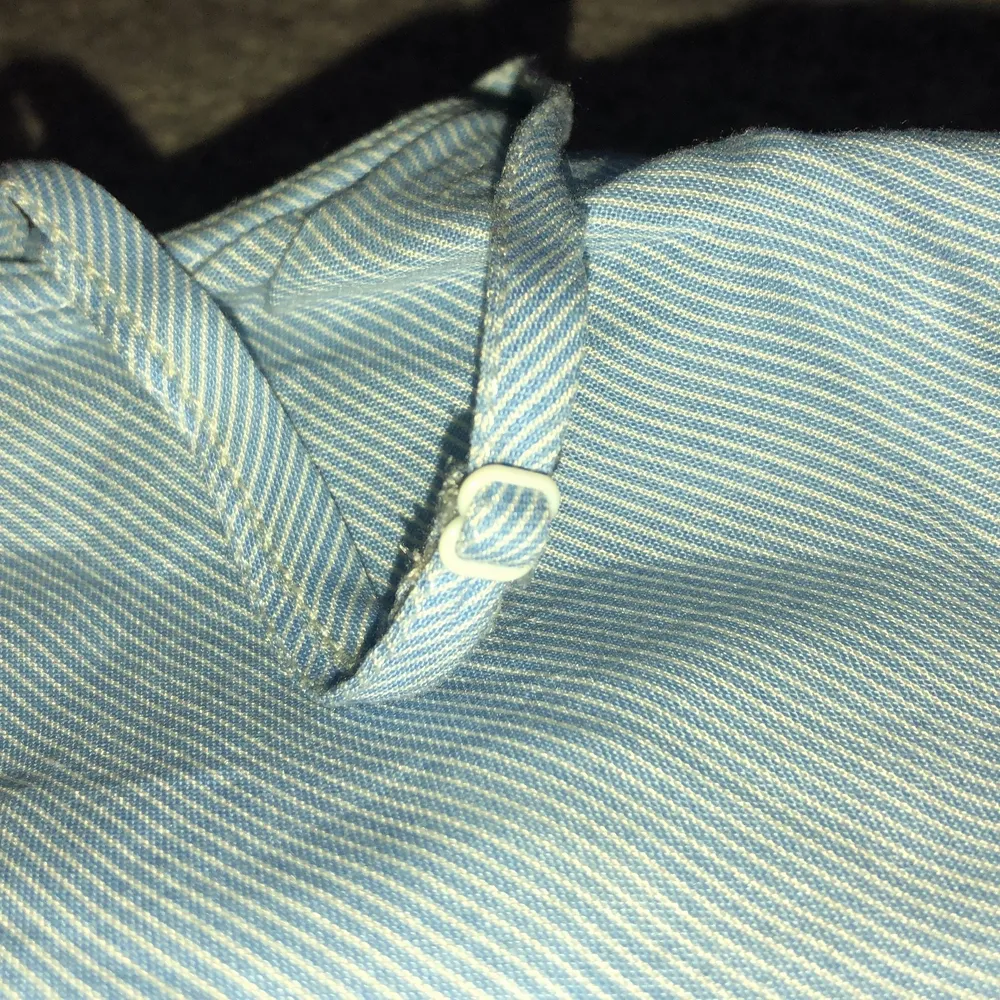 Sommar linne som har juster bara band, det är blå randigt! Passar s. Toppar.