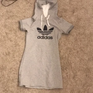 Klänning - Den är inte äkta, köpte den i Grekland men den är väldigt fin. Dock är ena snöret lite trasigt, men det går lätt att byta ut. Det är också därför priset är lägre. Möts i Stockholm eller fraktar🥰