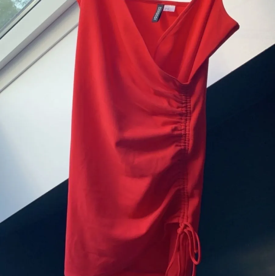 En jätte fin klänning från HM som är perfekt nu för sommaren🤩Har använt den en gång så den är som ny. Storlek S, tillkommer frakt . Klänningar.