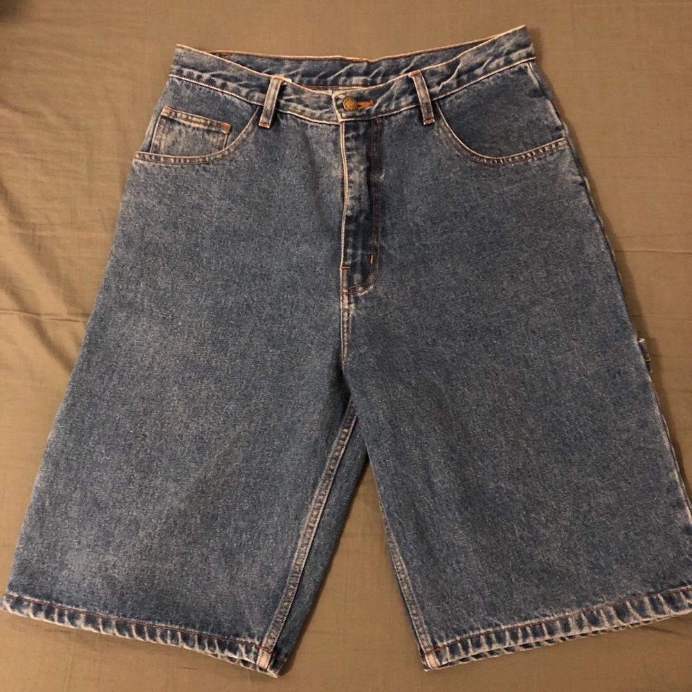 Vintage Tommy Hilfiger shorts, avänts 3-4 gånger så är som nya. Pris kan diskuteras!. Shorts.