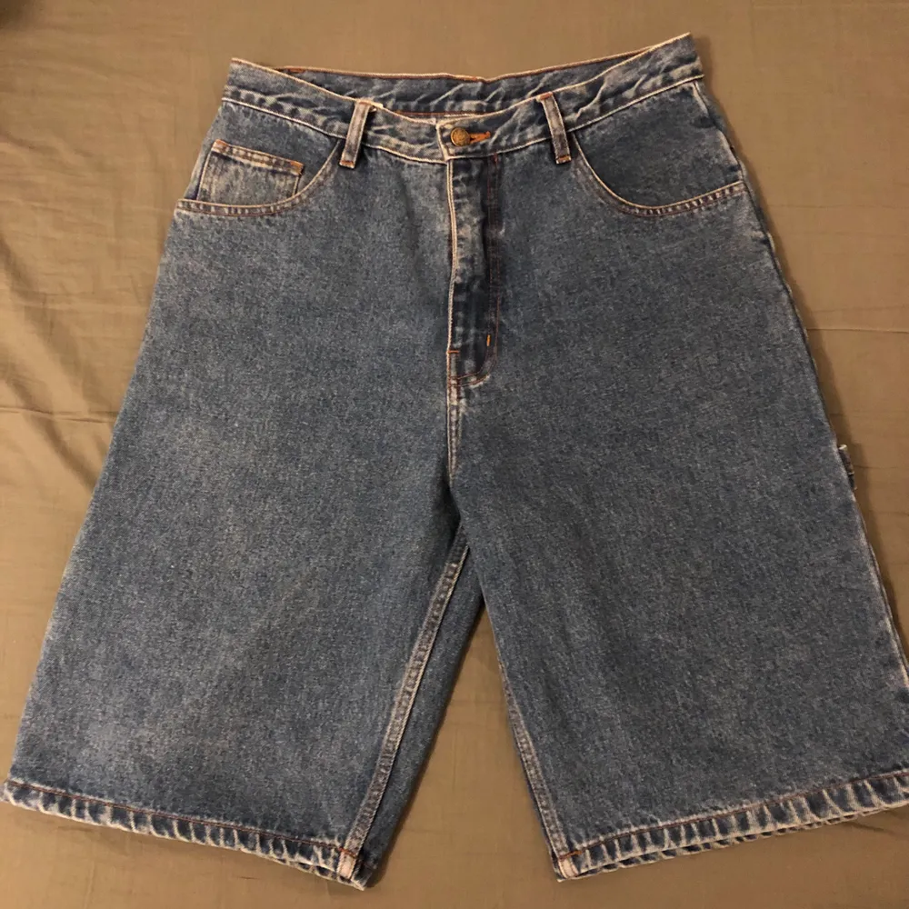 Vintage Tommy Hilfiger shorts, avänts 3-4 gånger så är som nya. Pris kan diskuteras!. Shorts.