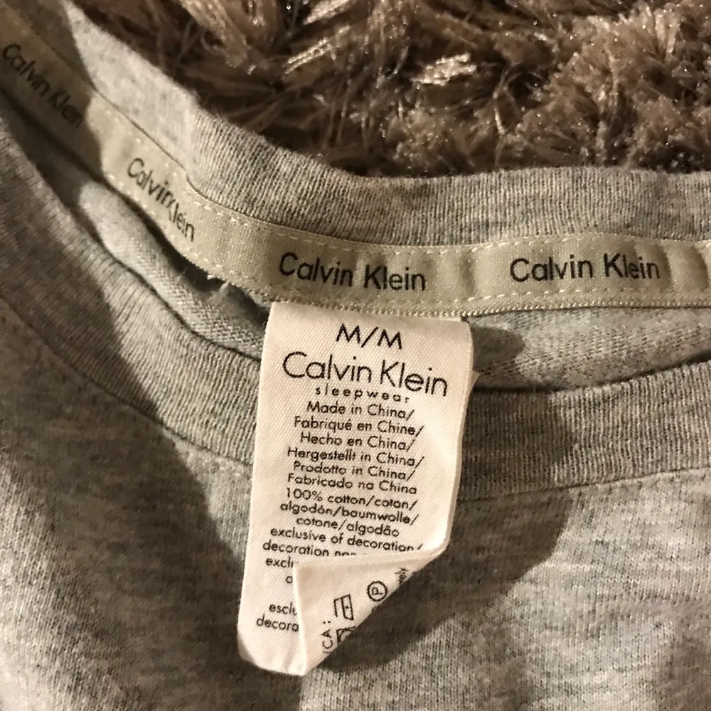 T-shirt från Calvin Klein. Storlek M. Fastsydda rullade ärmar. Inga trasiga sömmar, inga fläckar eller liknande. Använd ungefär 2/3 gånger.. T-shirts.