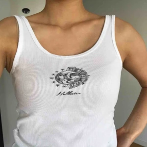  - Ett urgulliga linne från Hollister! Passar utmärkt till en kjol eller bara ett par jeans/byxor☺️ sitter tajt mot kroppen men är väldigt stretchiga och skön💘 frakt tillkommer! BUDGIVNING SLUTAR TISDAG