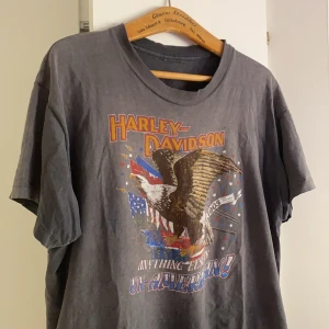 Cool vintage t-shirt - Super ball vintage t-shorts köpt på en thriftstore i New York. Står ingen storlek men passar S-M beroende på om man vill ha den lite oversized. Jag brukar själv ha S. Har en liten fläck, se sista bilden (går dock bort med Vanish eller liknande). 