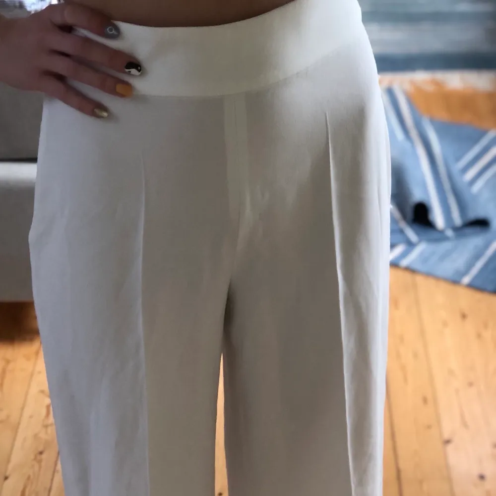 Sköna väldigt fina vita byxor ifrån Zara. Säljer pga har fler liknande:). Jeans & Byxor.