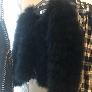 Svart fjäderjacka - Black Dream storlek  - Inköpt för 1 år sedan, endast använd en gång så i nyskick. Lite liten i storleken. Köptes för 1300 säljer den för halva priset ☀️