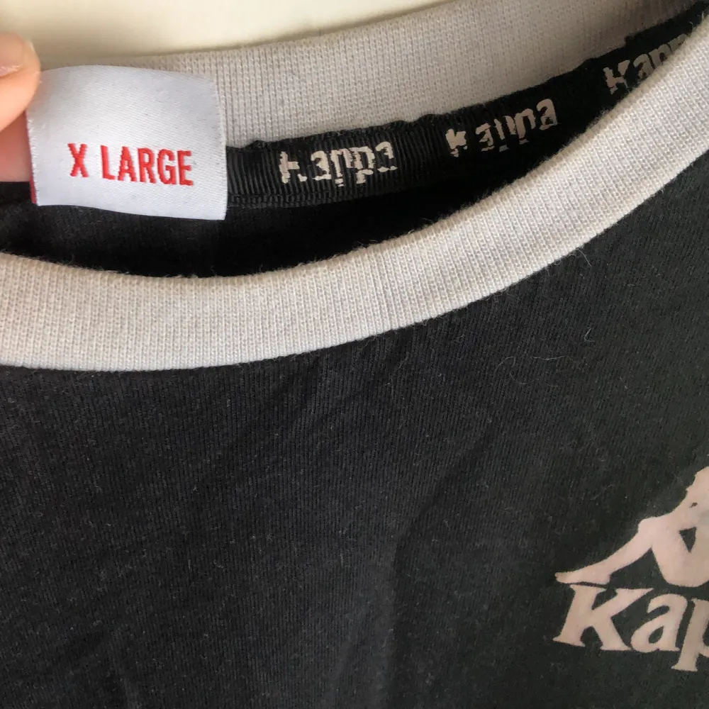 Helt vanlig kappa t-shirt, säljer för ja aldrig använder tyvärr, bra skick och inga slitningar förutom pytte lite på kappa märket men inget som syns😊 står att storleken är XL men skulle säga M. T-shirts.