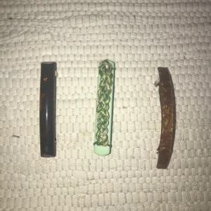 Hårklämmor -  Två bruna och en grön hårklämma! Säljer pga ingen aning hur man använder dom 🤪 30kr st eller alla för 80kr! Frakt 11kr både för en och alla. Betalning via swish innan paketet skickas 💜