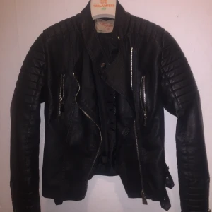 Skinnjacka från chiquelle  - Skinnjacka från chiquelle storlek 40, dock liten i storleken 😊🌸 nypris 699kr säljer för 350kr 