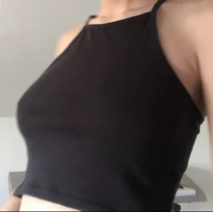 Svart linne - Edgy svart linne som passar bra för vardag och uppklätt. Snyggt till allt.