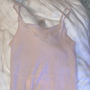 Hm pyjamasset - Ett par rosa pyjamasshorts och ett matchande linne  i storlek M, helt oanvända. Passar L och XL pga strechigt material 