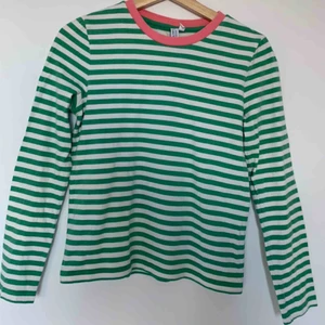  - Superfin grönvit randig tröja med ljusrosa krage! Ganska liten i storleken så skulle snarare beskriva den som en XS. 