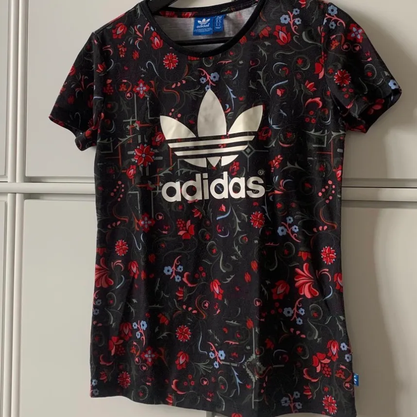 Riktigt cool tshirt från Adidas. Köparen står för frakt. Går att mötas upp i Jönköping:). Toppar.