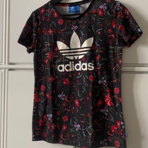 Adidas tshirt - Riktigt cool tshirt från Adidas. Köparen står för frakt. Går att mötas upp i Jönköping:)