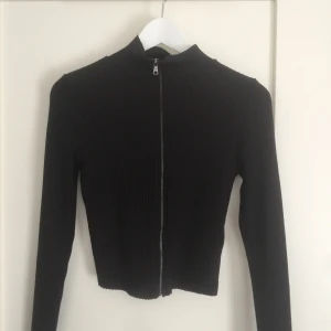 Ribbad topp  - Svart ribbad topp med dragkedja, aldrig använd. Köparen betalar frakt 🌼