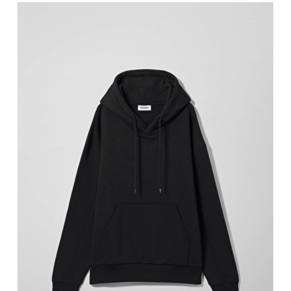 Svart hoodie från weekday, kommer inte till användning längre🥰 Nypris 350 kr. Huvtröjor & Träningströjor.