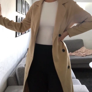 NAKD kappa - Jättefin vårkampa från NAKD. Använd endast en gång dock saknas ett par band till armarna. Frakt ingår