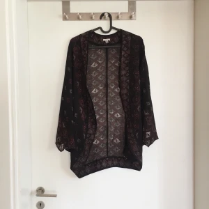 Bohemisk kaftan - En andra fantastisk boho-kaftan, älskar dessa! Så snygga att ha över ett linne/tröja. Tredje bilden visar mönstret på ryggen. I nyskick✨ Passar stl 34-42