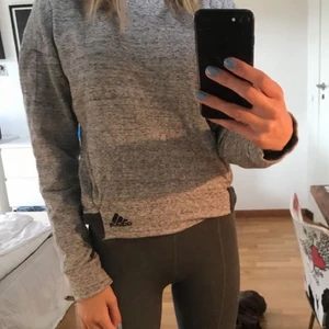 Grå tjocktröja från Adidas med ficka - Super mysig tjocktröja från Adidas. Storlek XS