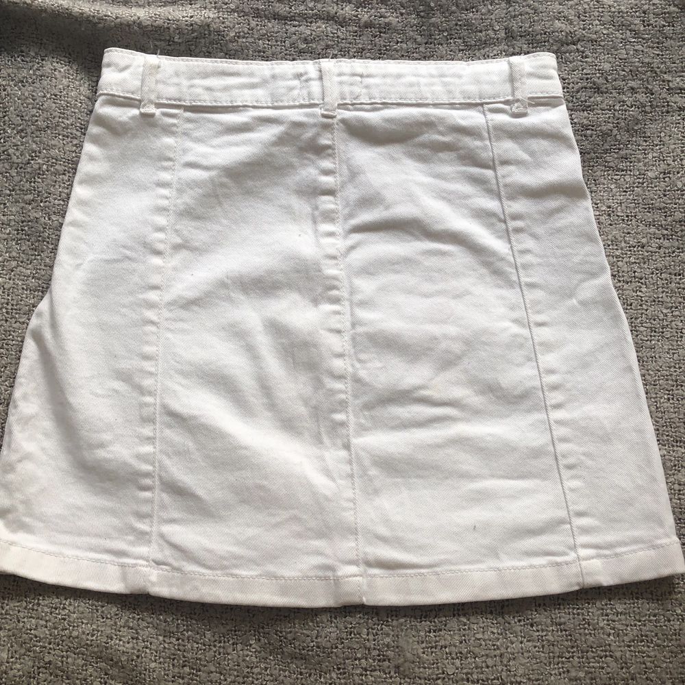 PRIS KAN DISKUTERAS💕                           Söt, vit ”jeanskjol” från Gina Tricot. Använd ett fåtal gånger och säljs då den är för liten för mig.✨ DM om du har någon fundering☺️. Kjolar.