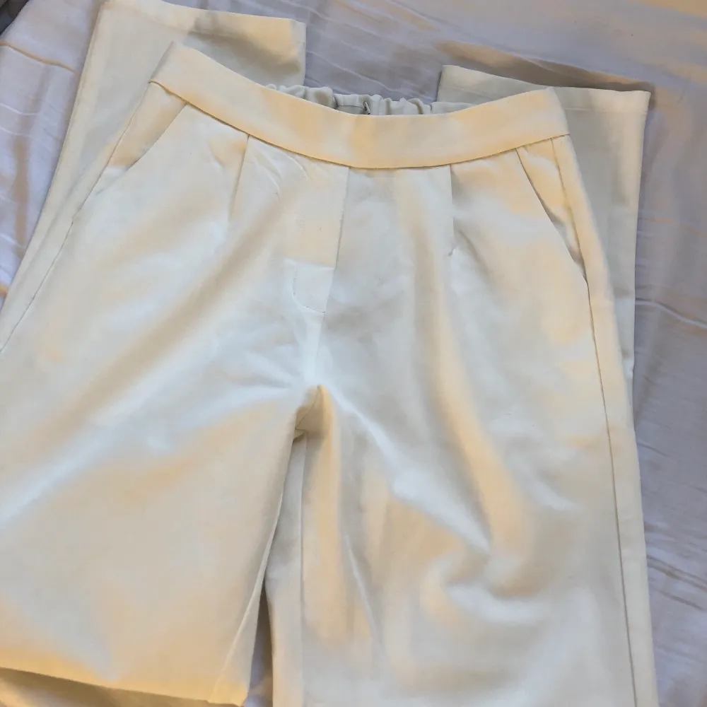 Vita kostymbyxor liknande från Nelly i storlek 34 modellen heter ”the it chinos” några fläckar som syns i vissa ljus, har ej provat tvätta bort. Skriv vid frågor. Frakt tillkommer, pris går att diskutera . Jeans & Byxor.