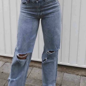 Svin snygga jeans med hål  - jeans från Boohoo, passar till allt!!! info och SVAR på era frågor. Jag är ungefär 170 och skulle vilja säga att modellen på bild nr 2 är 176 kanske. Byxorna är jättefina och ser ut som på bilden!! startar budgivning i kommentarerna nu på 200kr FRAKT 50kr