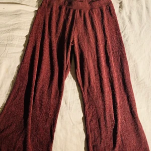 Vinröda ”vida” byxor  - Vinröda vida byxor från Gina tricot. Storlek L men stretchiga i midjan så skulle säga att de passar L/Xl. Halvlånga i benen för person som är 160 cm lång. Använda 2 gånger så inga slitage eller märken. Sista bilden ger rättvis färg!