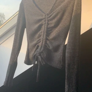 En går tröja från Missäy - En skit snygg tröja som passar alla storlekar. Man kan själv välja hur lös eller hur tight tröjan ska sitta genom att knyta tröjan💕Har använt tröjan en gång för att kände den it passade min still så den är gått som ny✨  frakt inkommer som köparen betalar😋