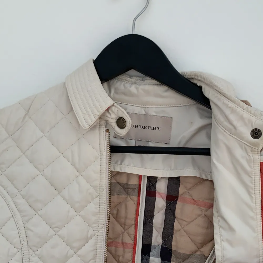 A Burberry jacket in perfect condition that has barley been used. . Jackor.