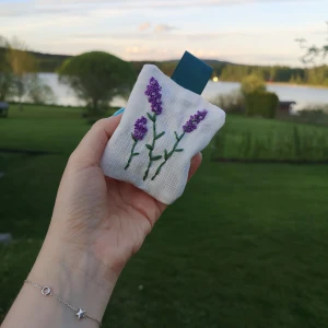 Hemsydda doftpåsar med lavendel 💜 - Jag syr och broderar egna doftpåsar! De görs för hand på beställning, så därför kan motivet justeras om så önskas. Andra sidenband finns även att välja på! De innehåller ekologiskt odlad lavendel.  Pris och storlek kan variera, hör av dig så pratar vi 😍💜🌸