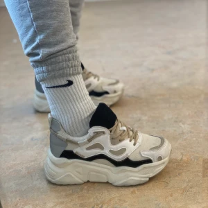 Chunky Sneakers Hannalicious X Nakd (36) - Sneakers från Hannalicious kollektion tillsammans med NA-KD. Skorna är sparsamt använda och i fint sick. Nypris var ca 600kr. Köparen står för frakt🌸