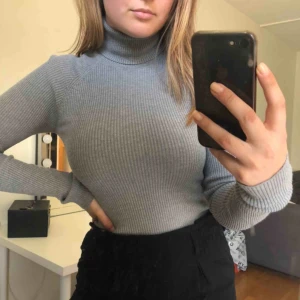  - Snygg ribbad polo i bra skick! Frakt tillkommer☺️