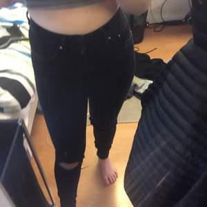 Svarta jeans från lager 157 med hål på knäna i storlek S. 