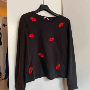  - Helt oanvänd sweatshirt med coola patches på.