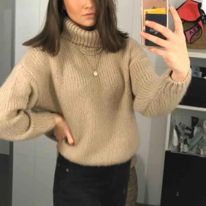  - Knapt använd stickad beige polotröja