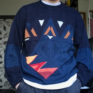 Abstrakt stickad tröja - Stickad tröja med abstrakt motiv 😌 Bra skick!