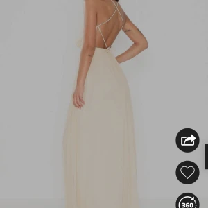 Balklänning oanvänd - Helt oanvänd superfin balklänning köpt på nNelly.com. i storlek 36 men lite stor i storleken så skulle säga att den passar 38, går dock att justera ganska mycket både mindre och större. Säljs pga att min bal tyvärr ställdes in.