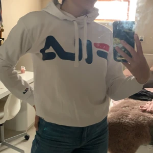 Vit Fila hoodie - Vit hoodie från Fila. Välanvänd men i gott skick. Något nopprig.