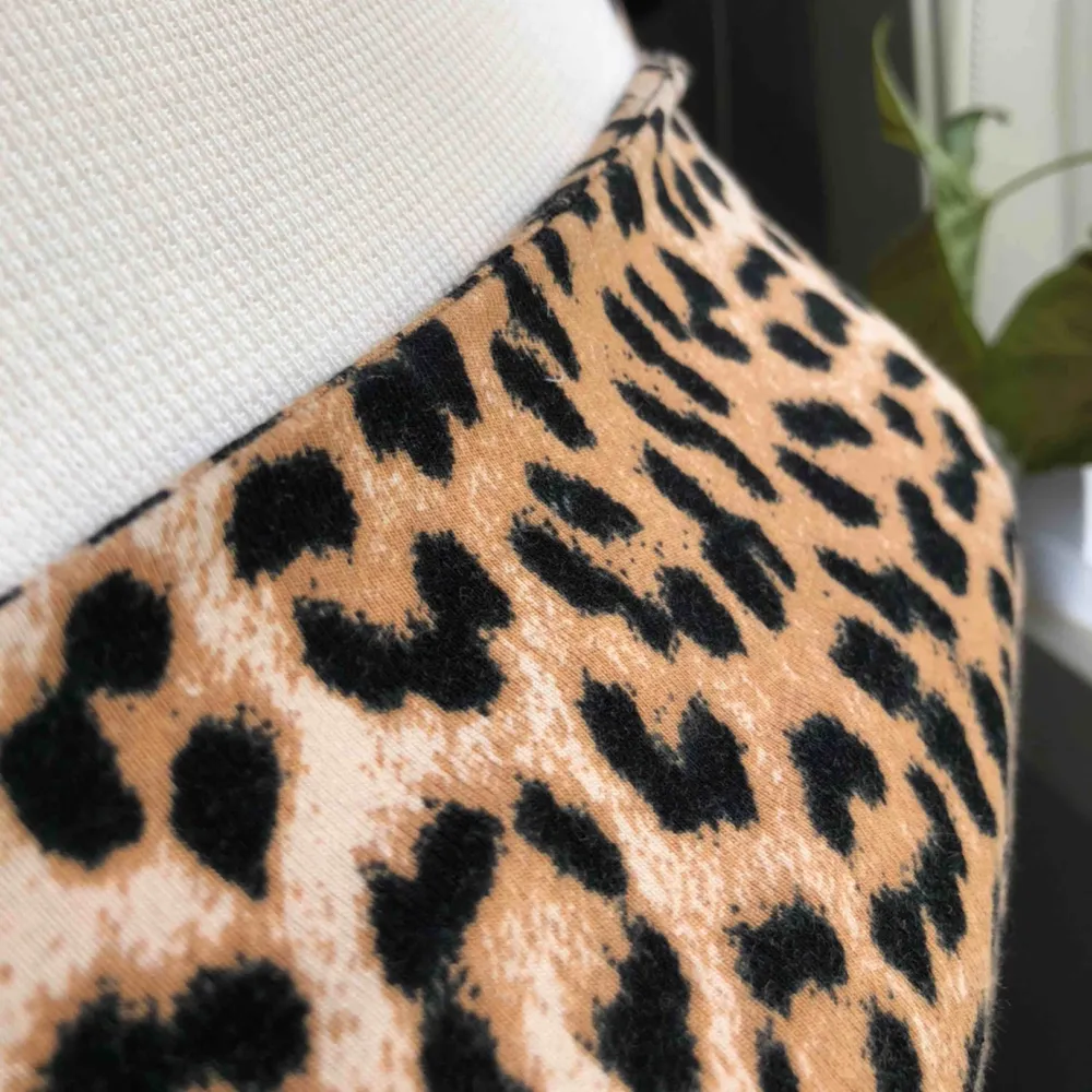 Populärt linne från Gina i leopard mönster. Bara använd några gånger under förra sommaren (:. Toppar.