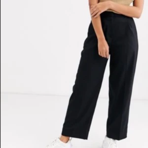 Byxor från & other stories  - Använda fåtal gånger. Köparen står för frakt! :) 