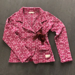 Odd Molly kofta - Cerise Odd Molly kofta säljes. Använd ett fåtal gånger men är i ett väldigt fint skick. 80% lammull.             Fraktpris: ca 50kr. 