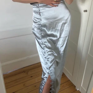 Silvrig satin kjol - Silvrig satin kjol från Asos  Strl 38 Knappt använd  Nyp 599:- frakt 63kr