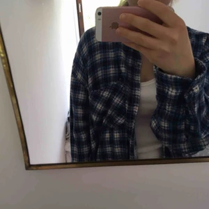  - Oversize skjorta köpt på humana i höstas. Använt max tre gånger. Möts helst upp i Sthlm annars står köparen för kostnad av frakt. 