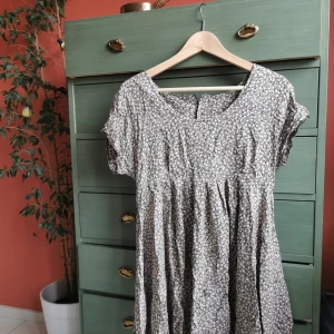 Klänning - Söt oversized flowyy klänning! Köpt på humana för längesen. Den är tyvärr lite skrynklig på bilderna. Knappt använd. Passar nog XS-M beroende på hur en vill att den sitter. (Jag har xs-s)