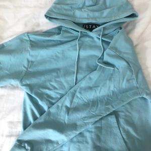 Hoodie - Ljusblå hoodie från carlings märke STAY, jättefin men har en liknande :)